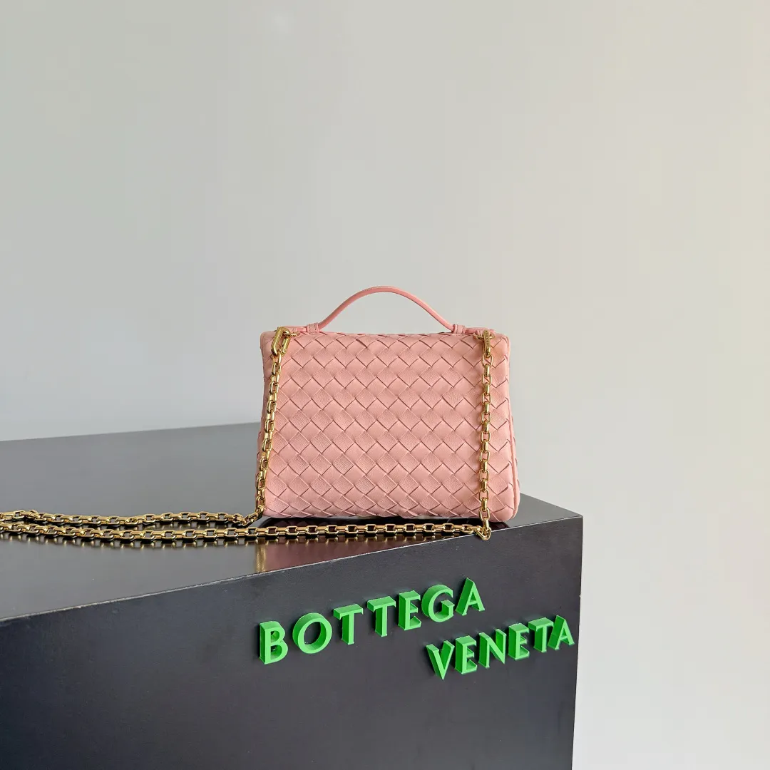 Batch 1480 BOTTEGA VENETA2025 new women's small Soft Vanity cosmetic bag, using the classic Intrecciato weaving technique, inheriting the classics, the ring buckle design 😎 The light metal chain gives you a high-end sense of matching, the chain is removable, and it can be used as a handbag ~ An elegant small bag that is perfect for participating in events. The overall body of the bag is as soft as marshmallow and can be easily kneaded, showing the strong toughness and high-end feel of the leather. The touch of sheepskin is so amazing. It is so healing when pinched! I have absolutely no resistance to small bags! ! ! Style number: 843800 Color: rose pink Size: 19*14*3cm